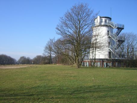 Rheurdt : Im Ortsteil Schaephuysen steht der St. Michael-Turm, eine ehemalige Holländerwindmühle ( Turmholländer ), heute ist dort eine Jugendbildungsstätte untergebracht.